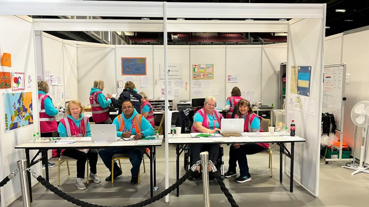 Un groupe de personnes assises à une table avec des ordinateurs portables
