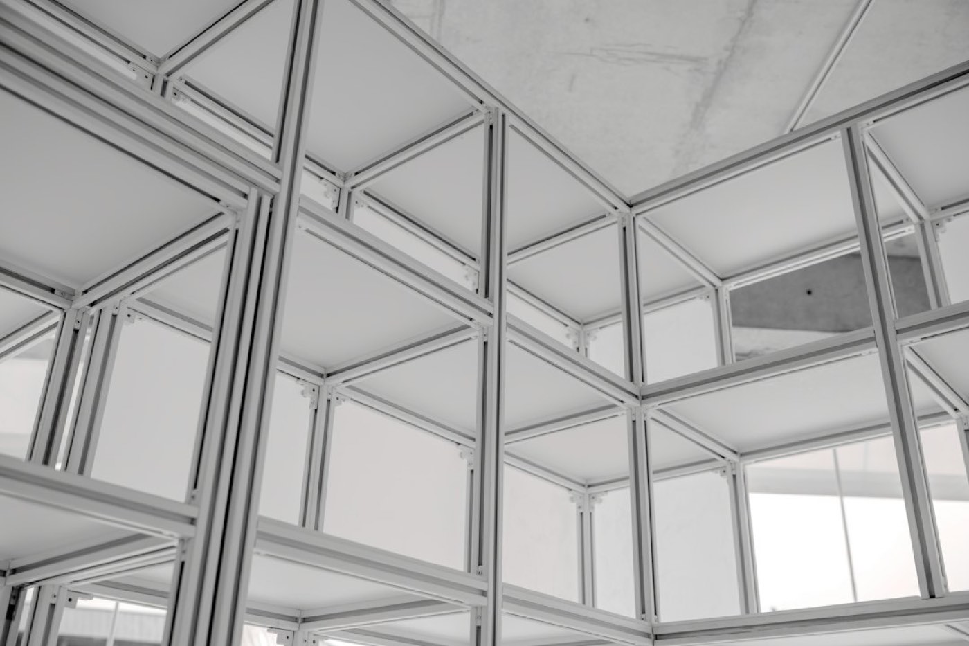 Vue rapprochée d'éléments de stand modulaire en aluminium emboîtables et cloisons, sans personne visible
