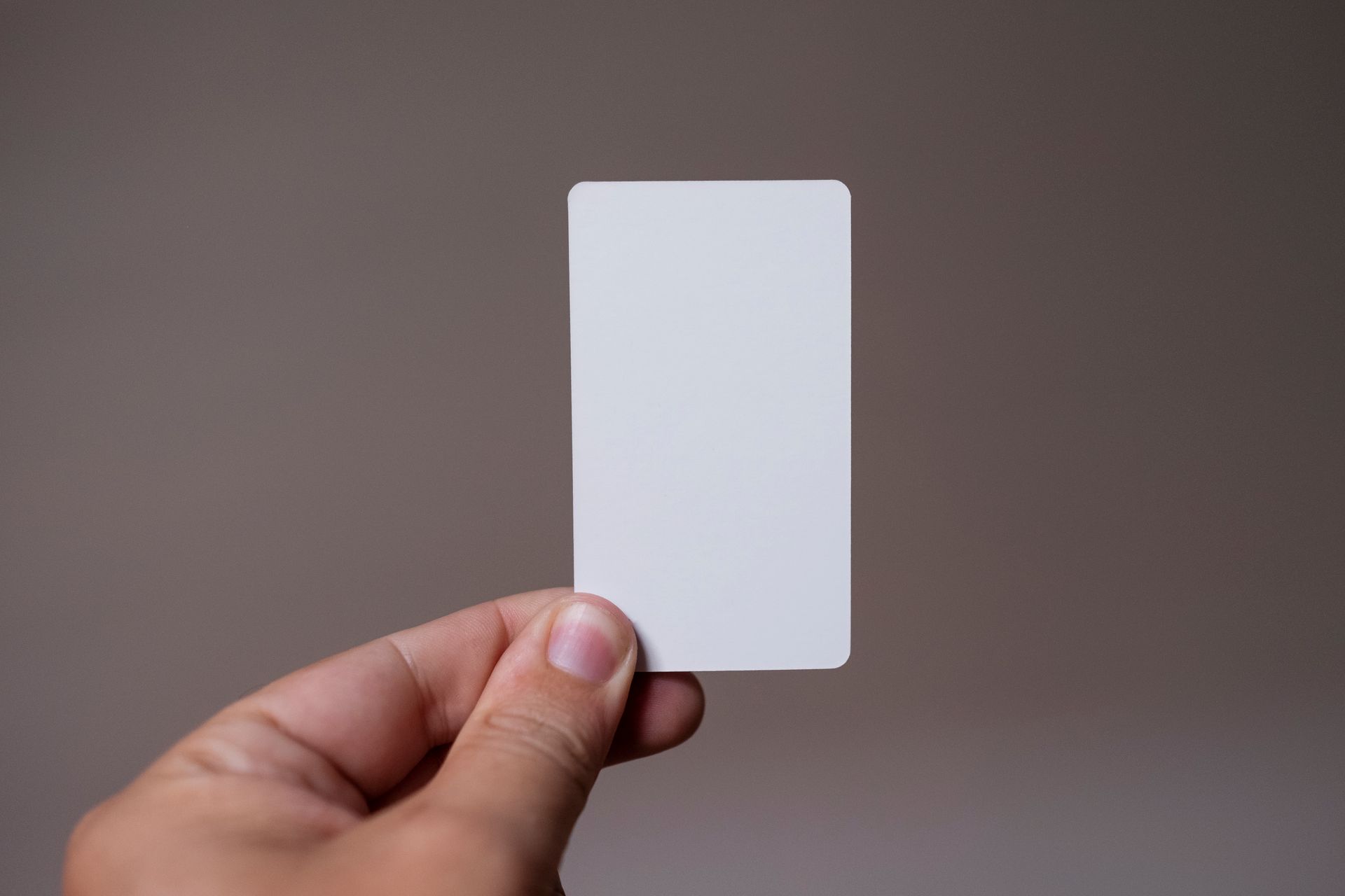 carte de visite tenue en main, exemple de support imprimé porteur d'une identité visuelle