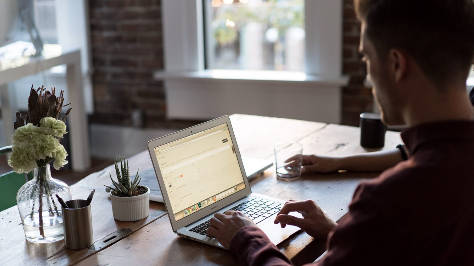 homme qui consulte son ordinateur portable dans un bureau