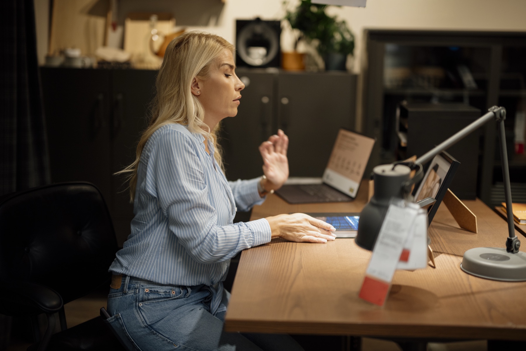 femme concentrée sur son ordinateur portable dans un bureau