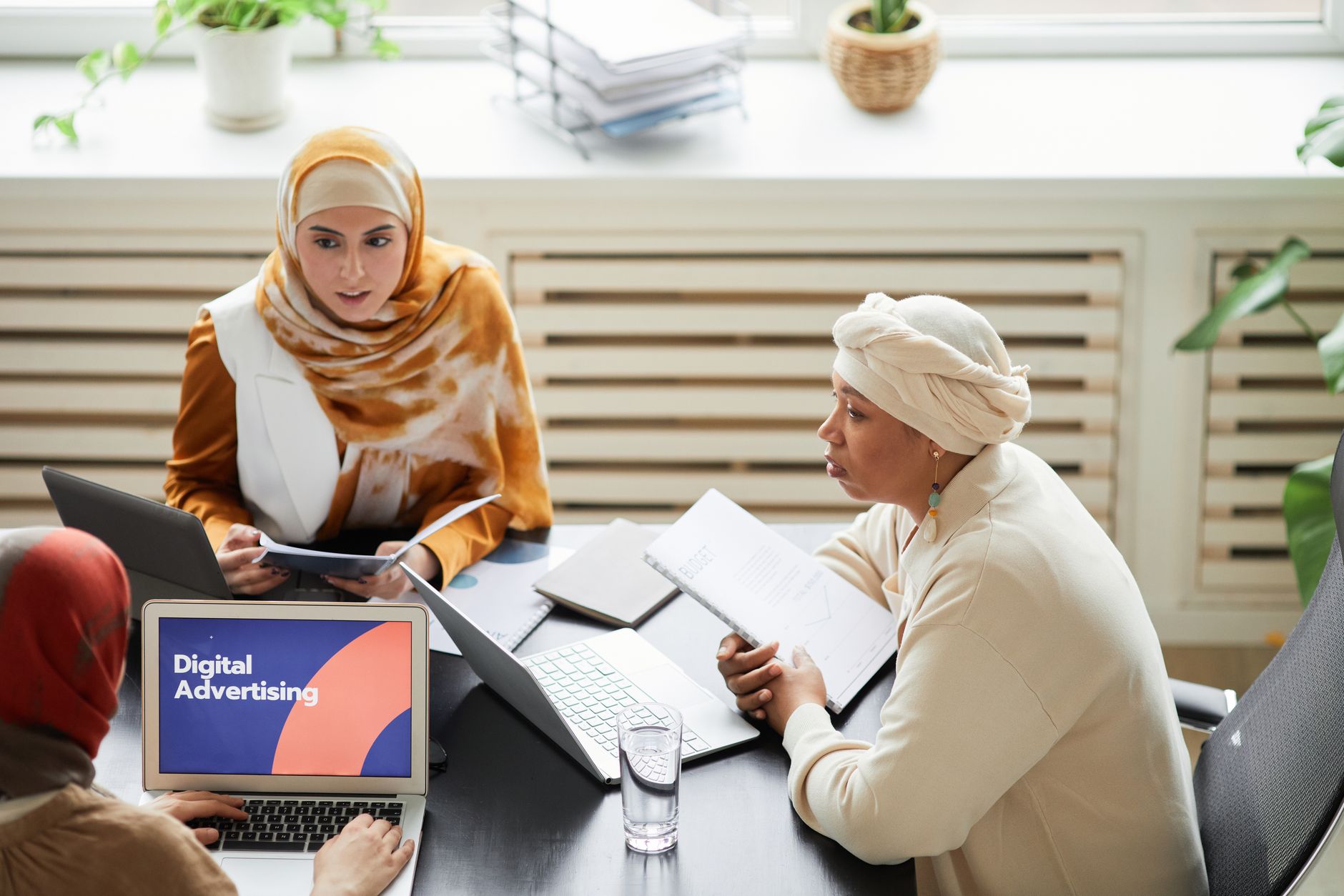 équipe réunie autour d'ordinateurs pour préparer une campagne publicitaire digitale