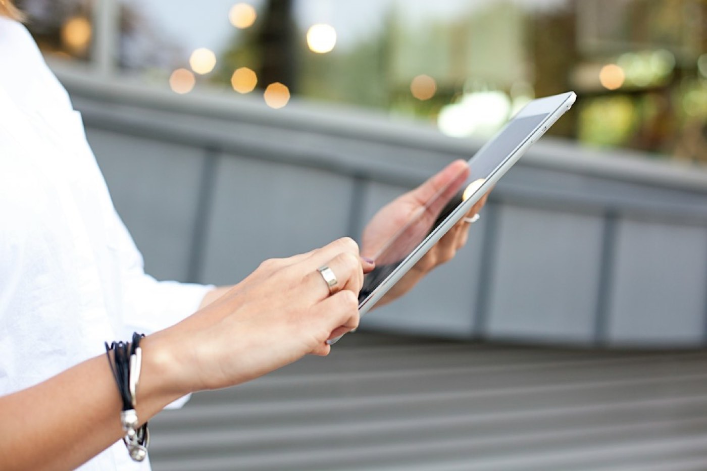 personne tenant un iPad dans les mains