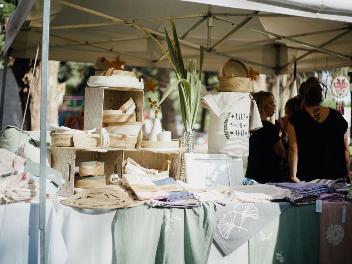 Stand de marché artisanal : préparer son prix autant que sa déco