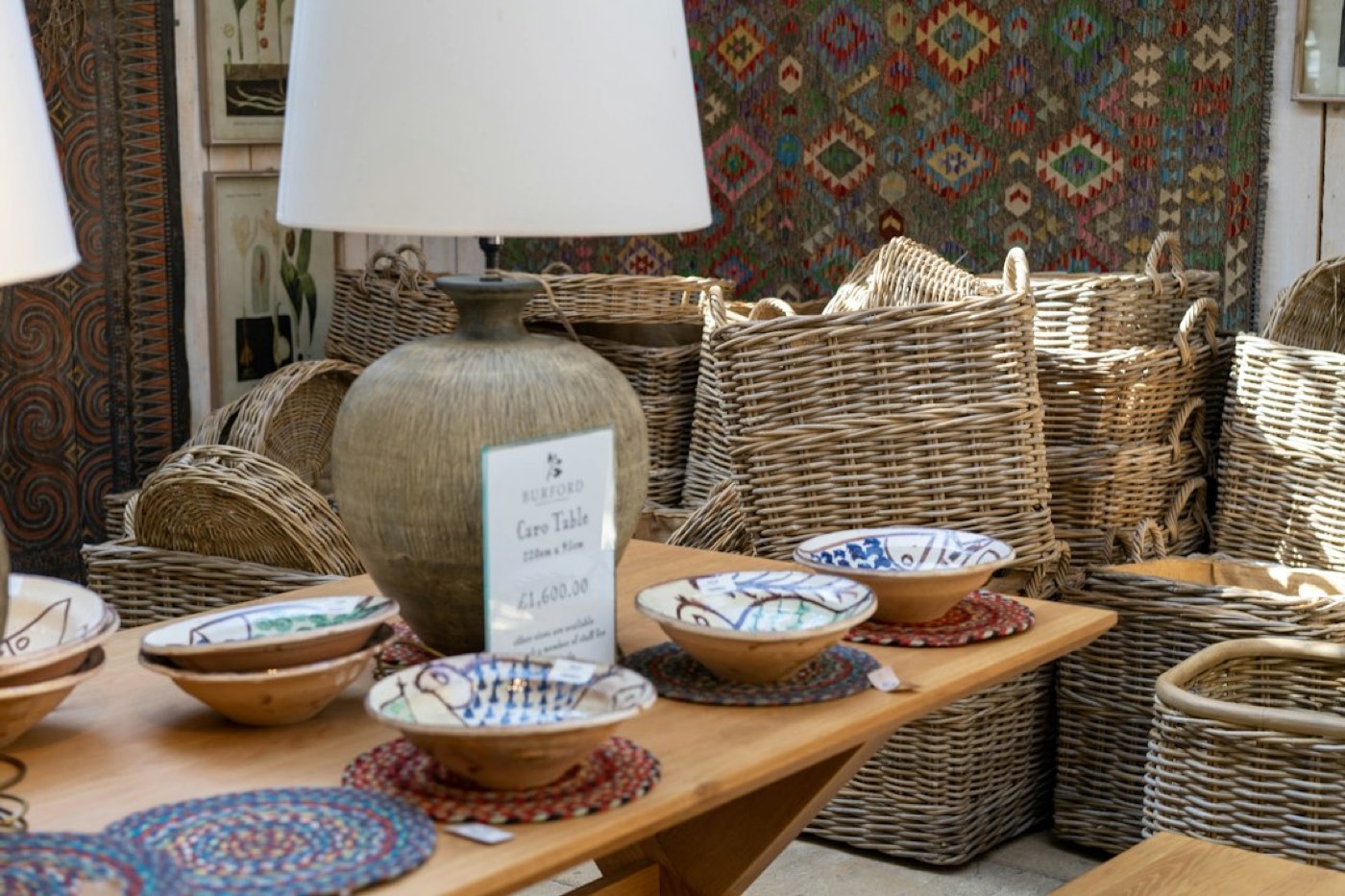 Paniers en osier gris assortis de différentes tailles