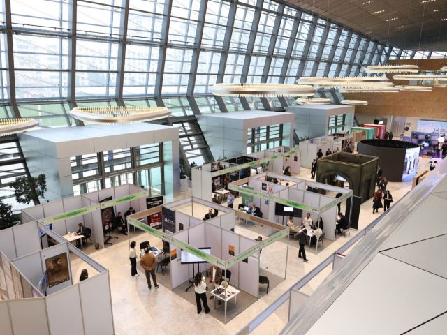 Comparatif stand en plastique vs bois pour salons