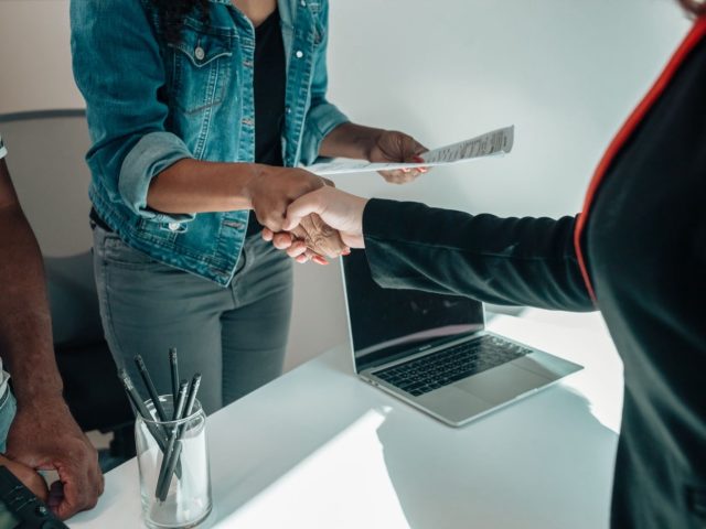 Contrats essentiels à connaître pour les exposants