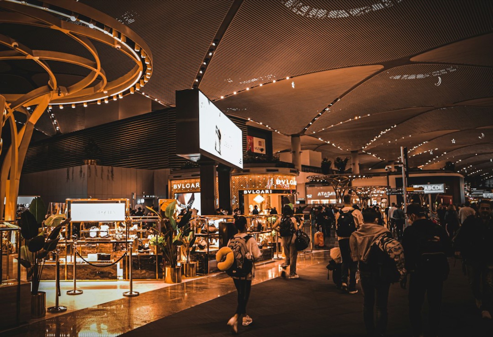 Visiteurs devant un stand lors d'un salon professionnel
