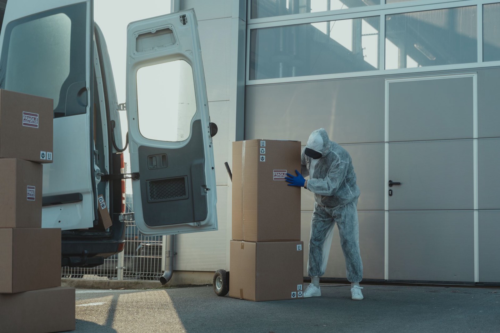 Cartons de matériel de stand chargés dans un utilitaire à l'entrepôt