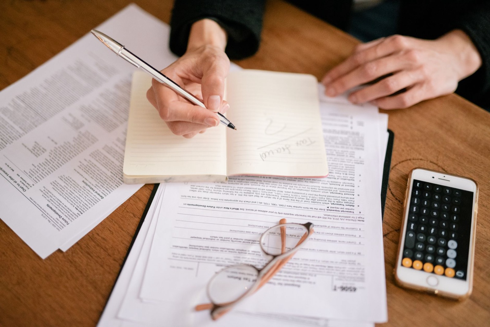Relevé de carrière et documents de retraite posés sur un bureau avec un stylo