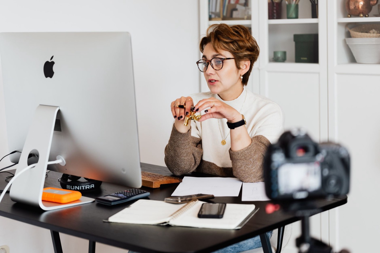 Formation en ligne au référencement, visioconférence devant un ordinateur portable