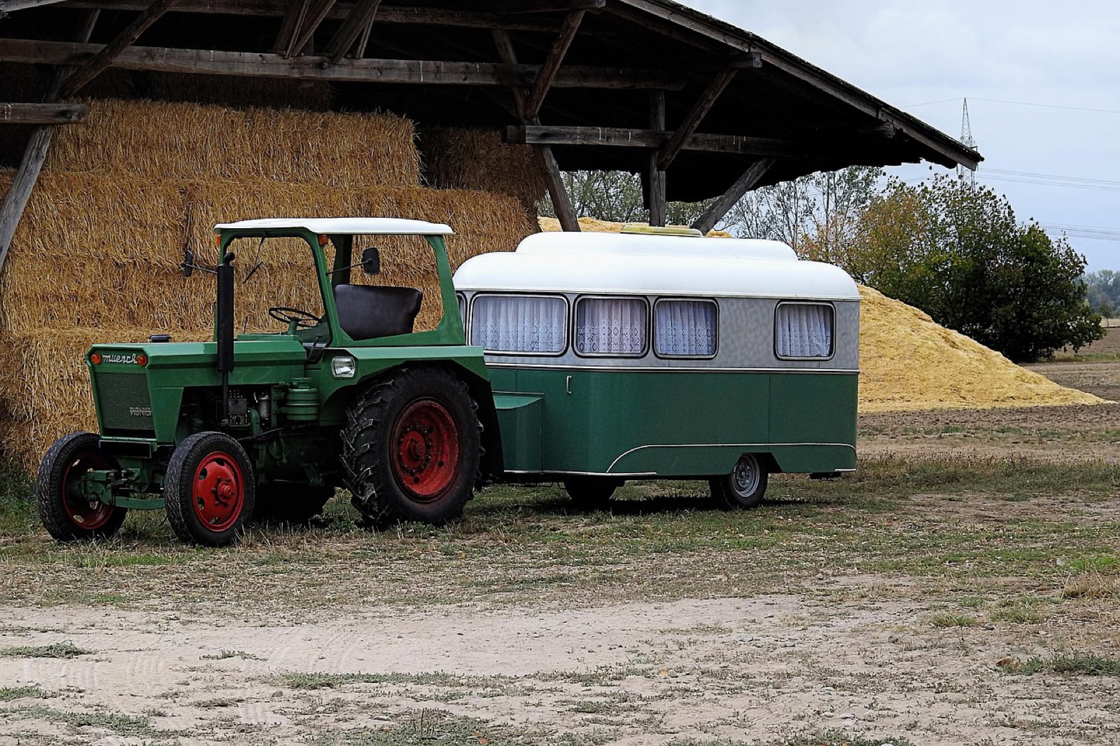 Intérieur d'un hangar agricole avec matériel stocké entre deux saisons