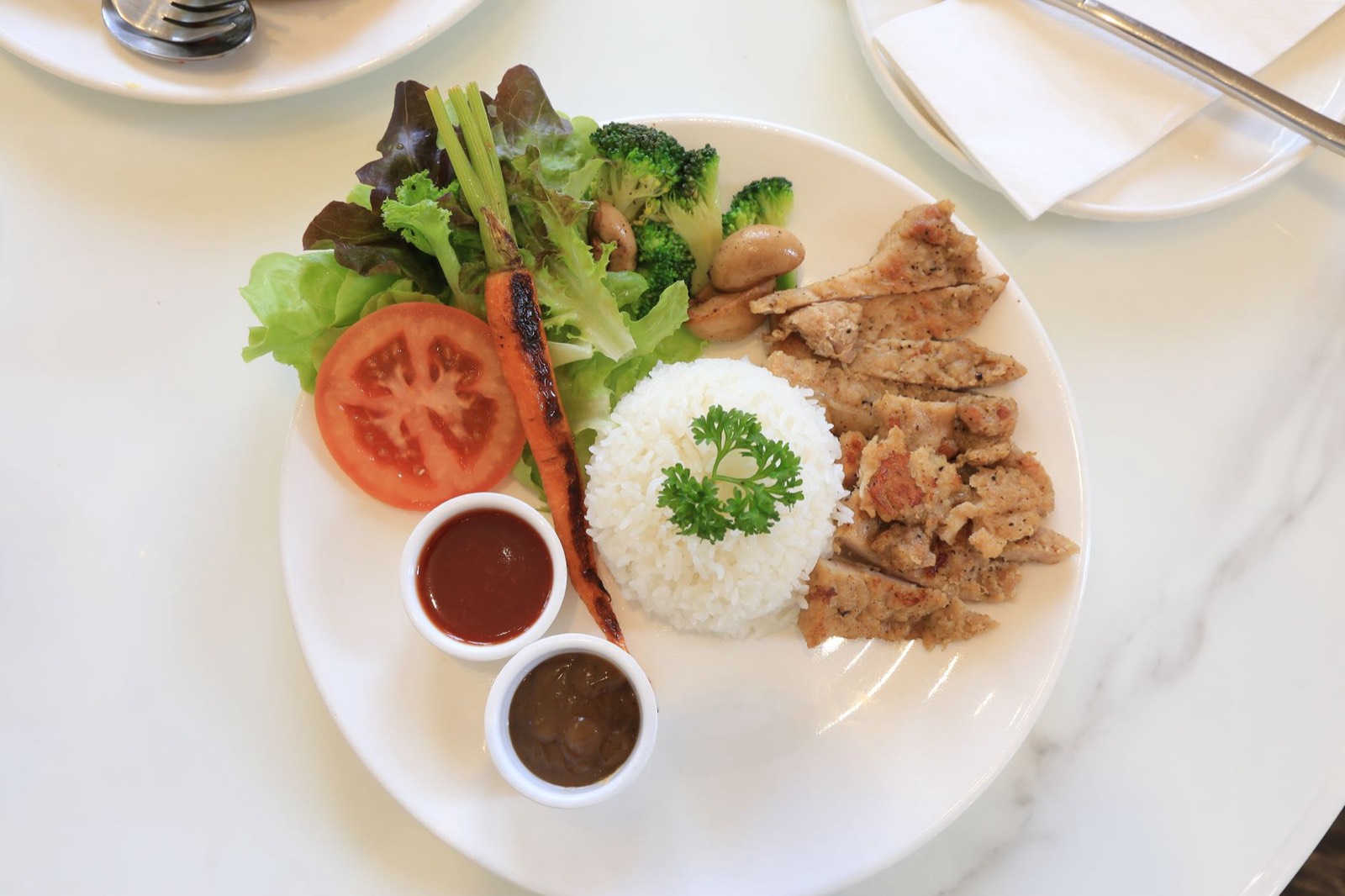 Assiette de récupération après le sport avec poulet grillé, riz et légumes