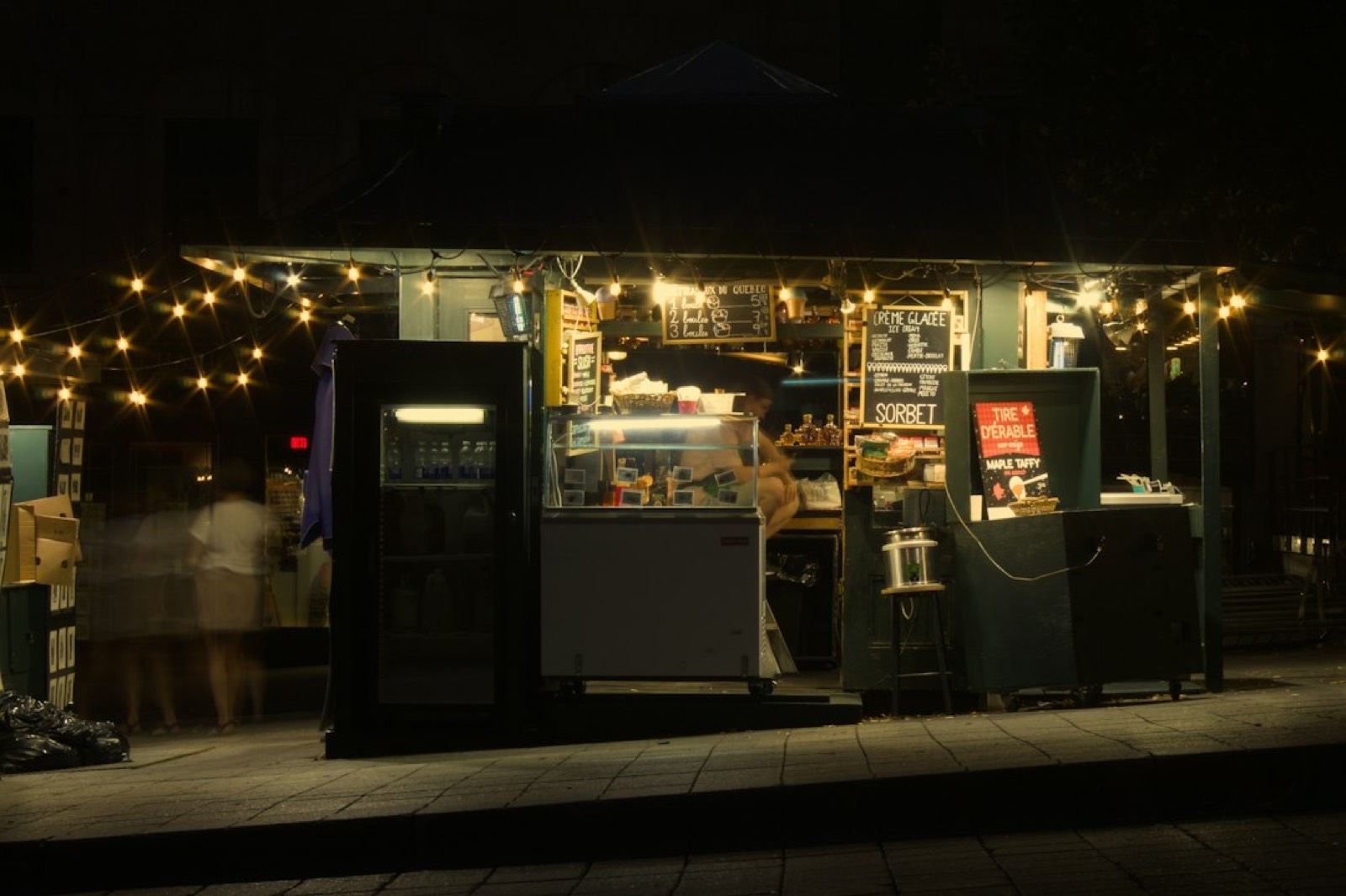 Petit stand artisanal éclairé avec une lumière chaude en hiver