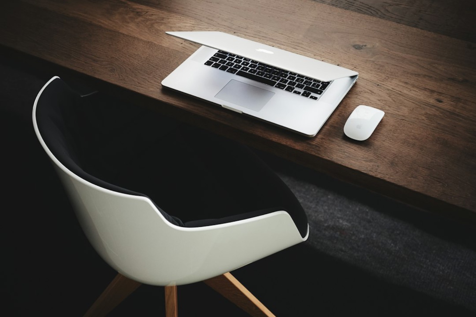Ordinateur portable ouvert sur un bureau pour vérifier la visibilité d'une entreprise dans les résultats de recherche