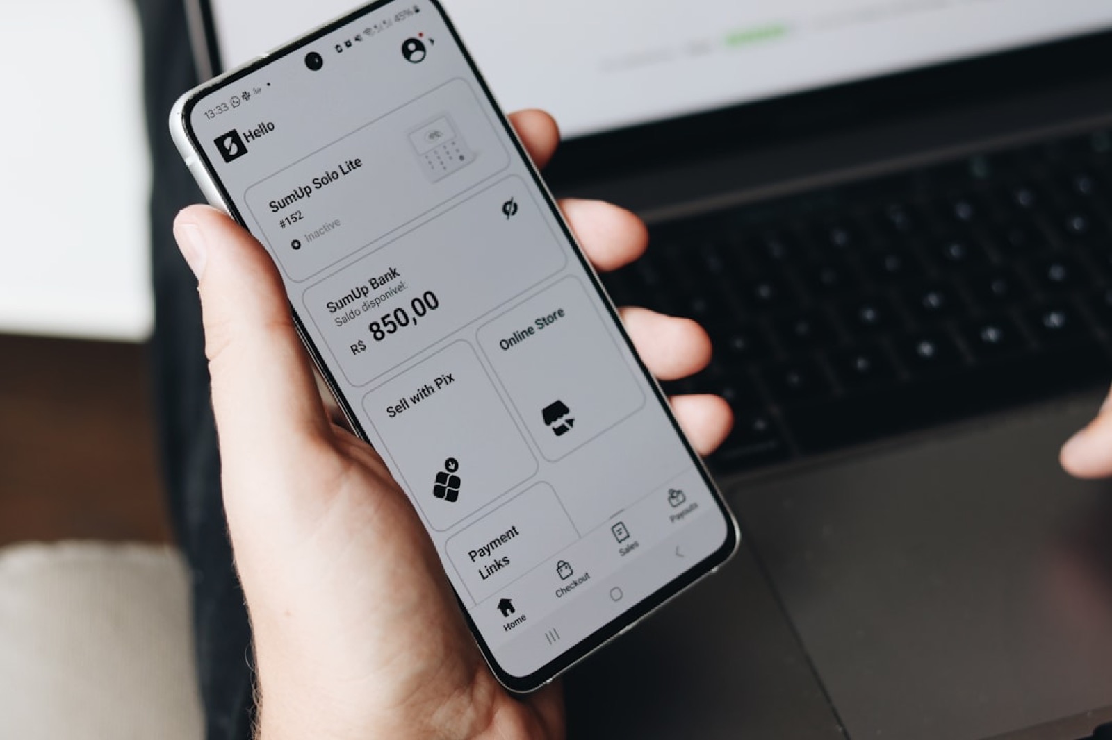 Smartphone affichant une carte pour localiser une entreprise locale pendant un salon