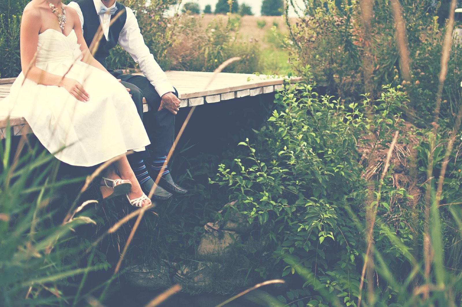 Checklist de mariage posée sur une table avec alliances