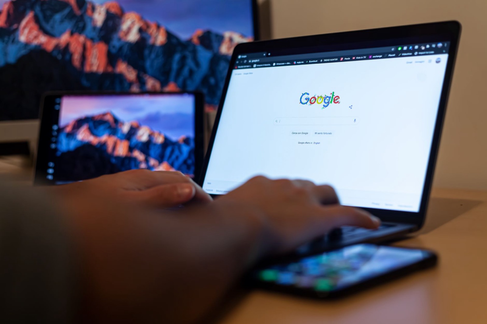 Écran d'ordinateur portable affichant des résultats de recherche Google dans un bureau